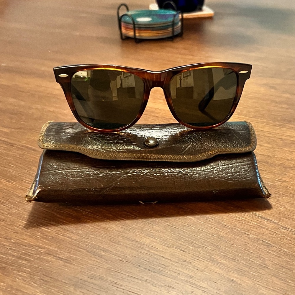 VINTAGE BEL RAY-BAN L1725 SHINY TORT
WAYFARER II SUNGLASSES